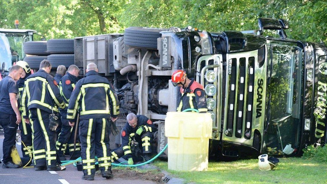 Dieselolie wordt weggepompt uit vrachtwagen