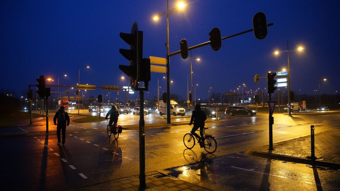 Glad èn geen verkeerslichten: uitdaging voor het verkeer op kruispunt in Deventer