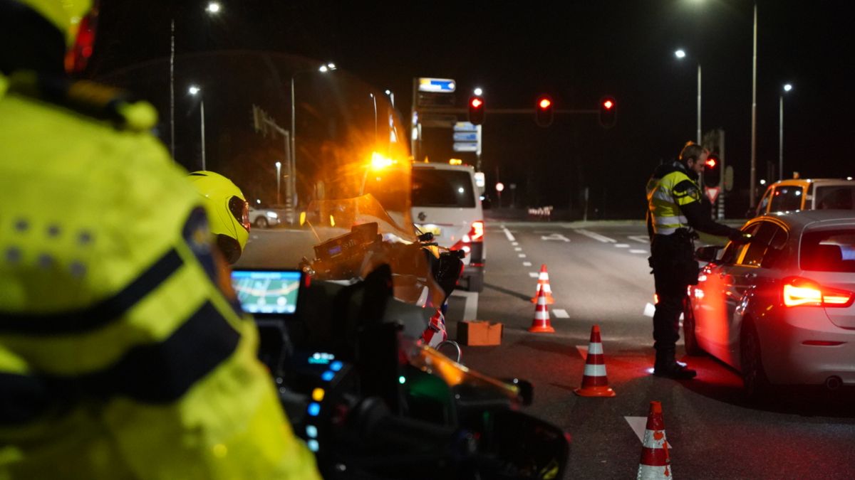 Automobilist probeert alcoholcontrole te ontlopen en botst tegen politiemotor: agent gewond