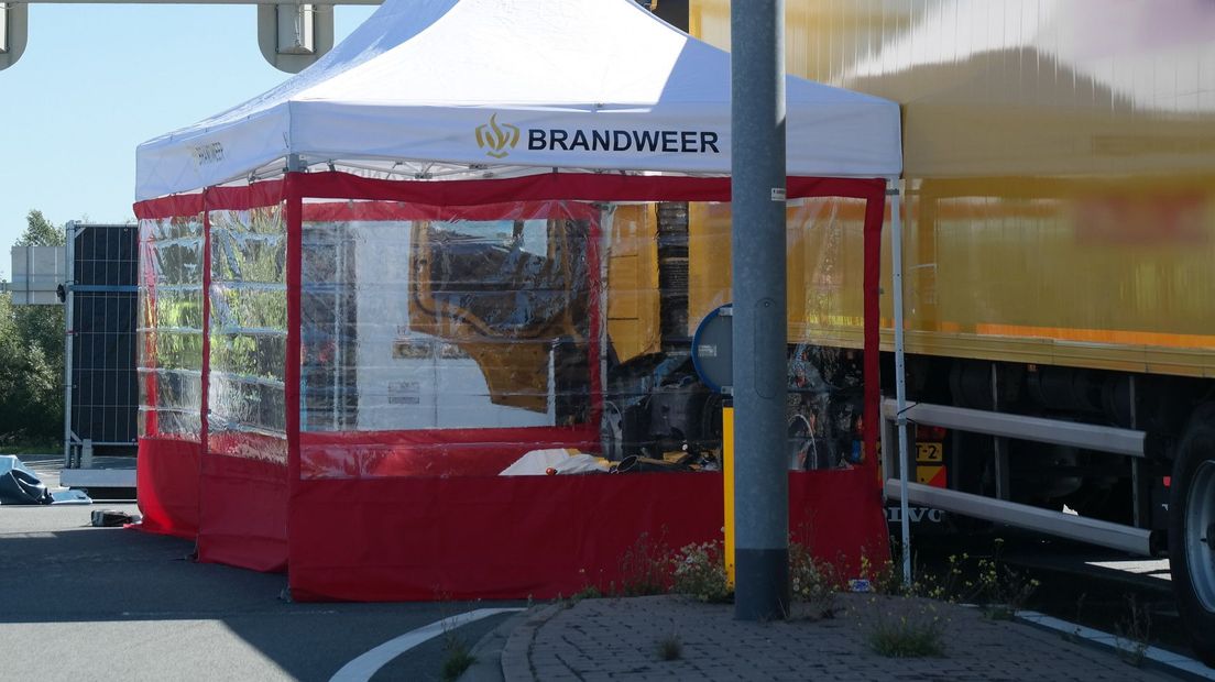 Een tent is geplaatst op de plek van het ongeluk