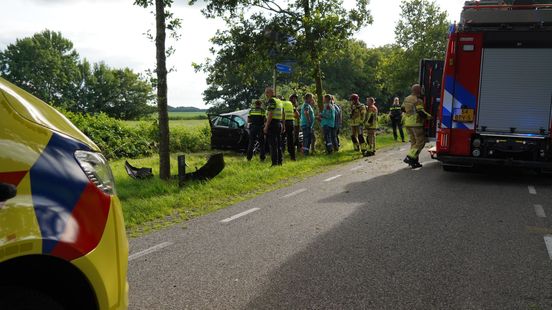 Automobilist gewond na botsing tegen boom in Farmsum. Automobilist gewond na botsing tegen boom in Farmsum.