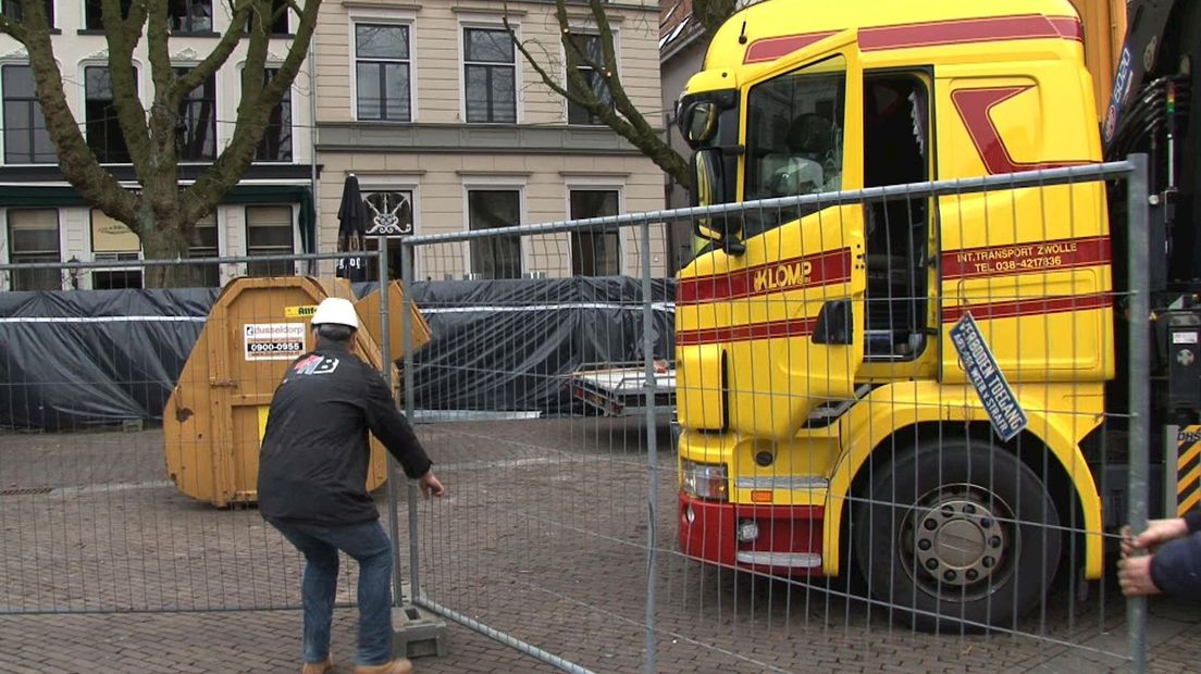 Bij de brandpanden op De Brink worden hekken geplaatst