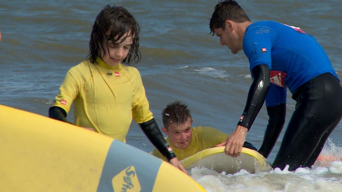 Deelnemers Surf en Durf in het water bij Domburg