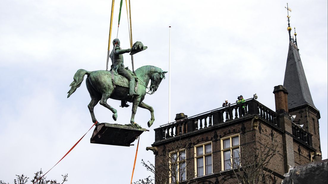 Het standbeeld is in november weggehaald voor de renovatie van het Binnenhof