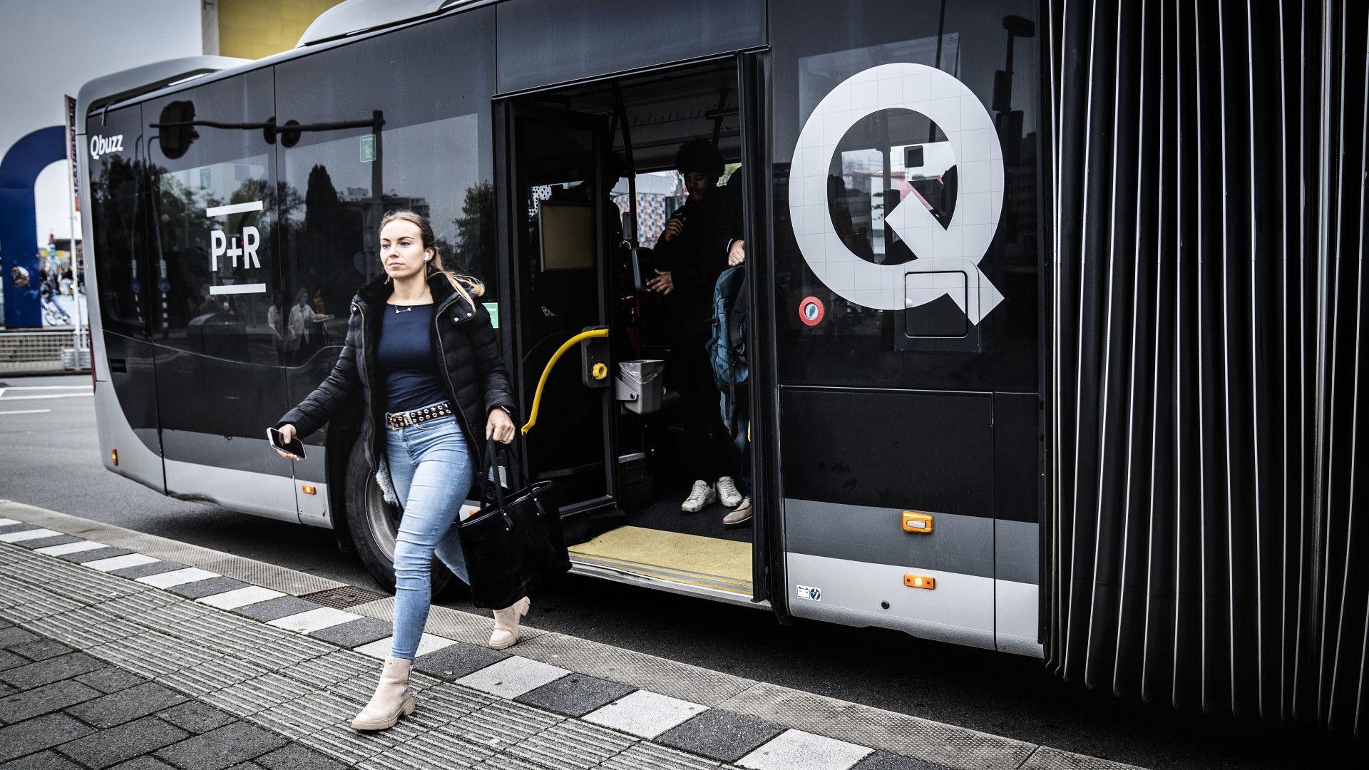 Een lijnbus van Qbuzz