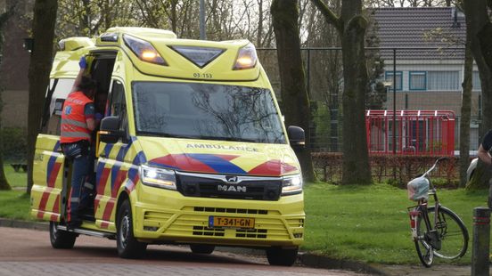Fietser raakt gewond na botsing met andere fietsers.