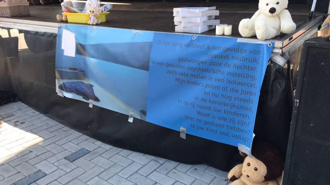Protest in Emmen bij de Jehovah's Getuigen (Rechten: RTV Drenthe/Janet Oortwijn)