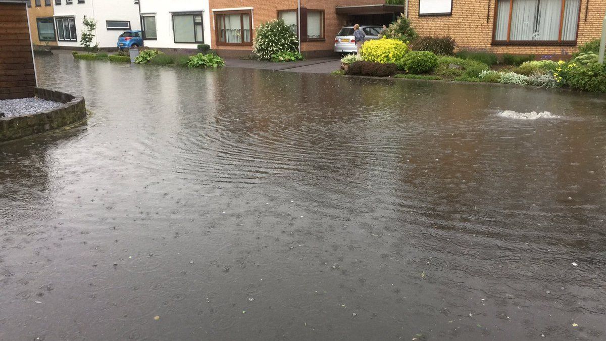 Zomerse plensbui zet deel Sittard blank