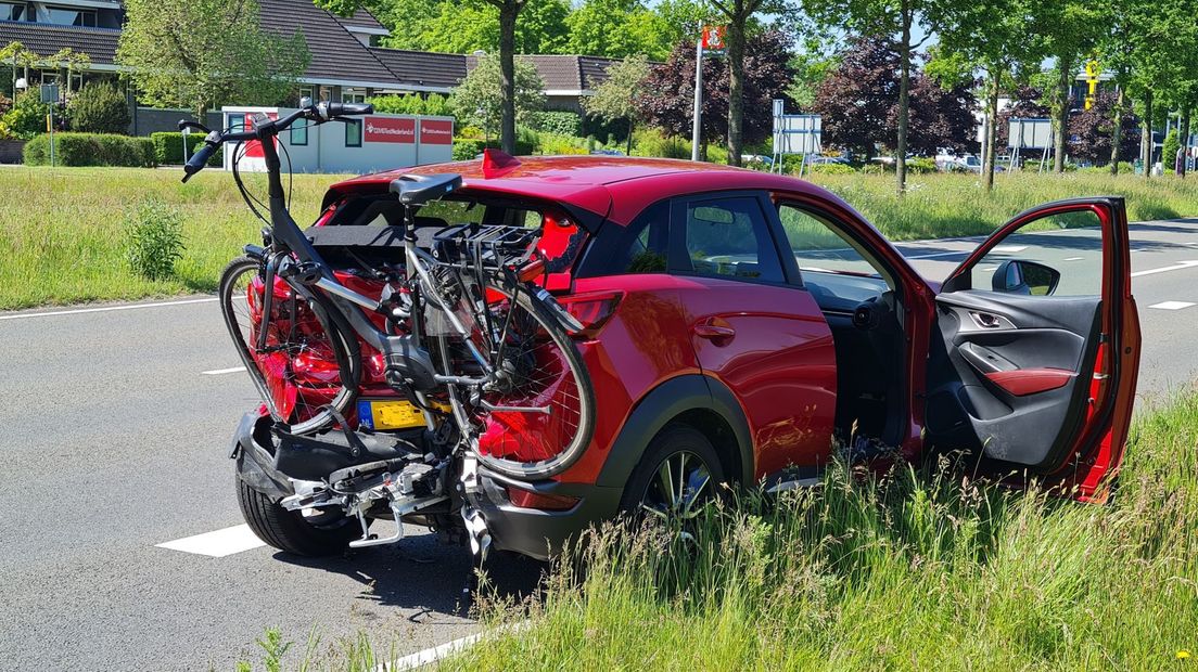 Eén van de twee fietsen, viel door de botsing van de fietsendrager