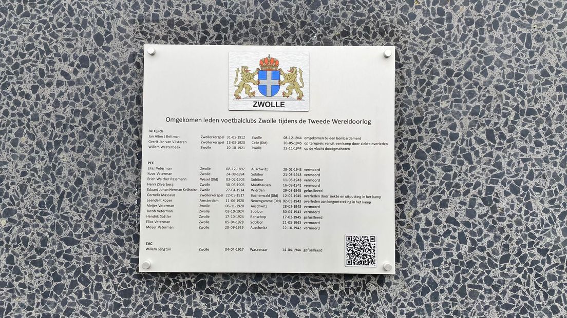 De plaquette aan het stadion van PEC Zwolle