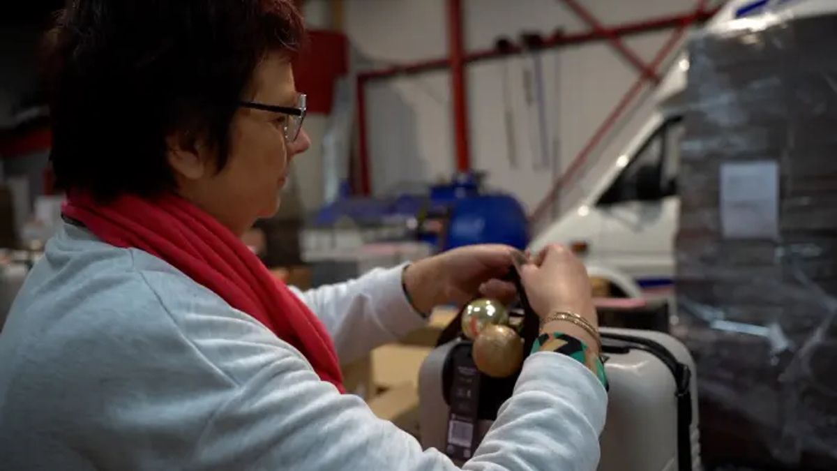 Duizenden kerstpakketten worden in Joure ingepakt: warmtekussens populair dit jaar