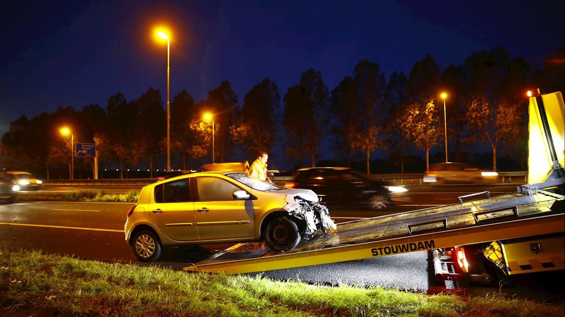 Auto wordt met schade afgevoerd