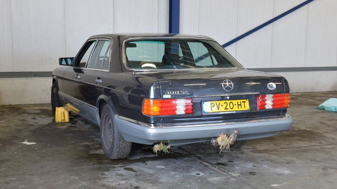 De auto waar het slachtoffer in werd gevonden (Rechten: politie Drenthe)
