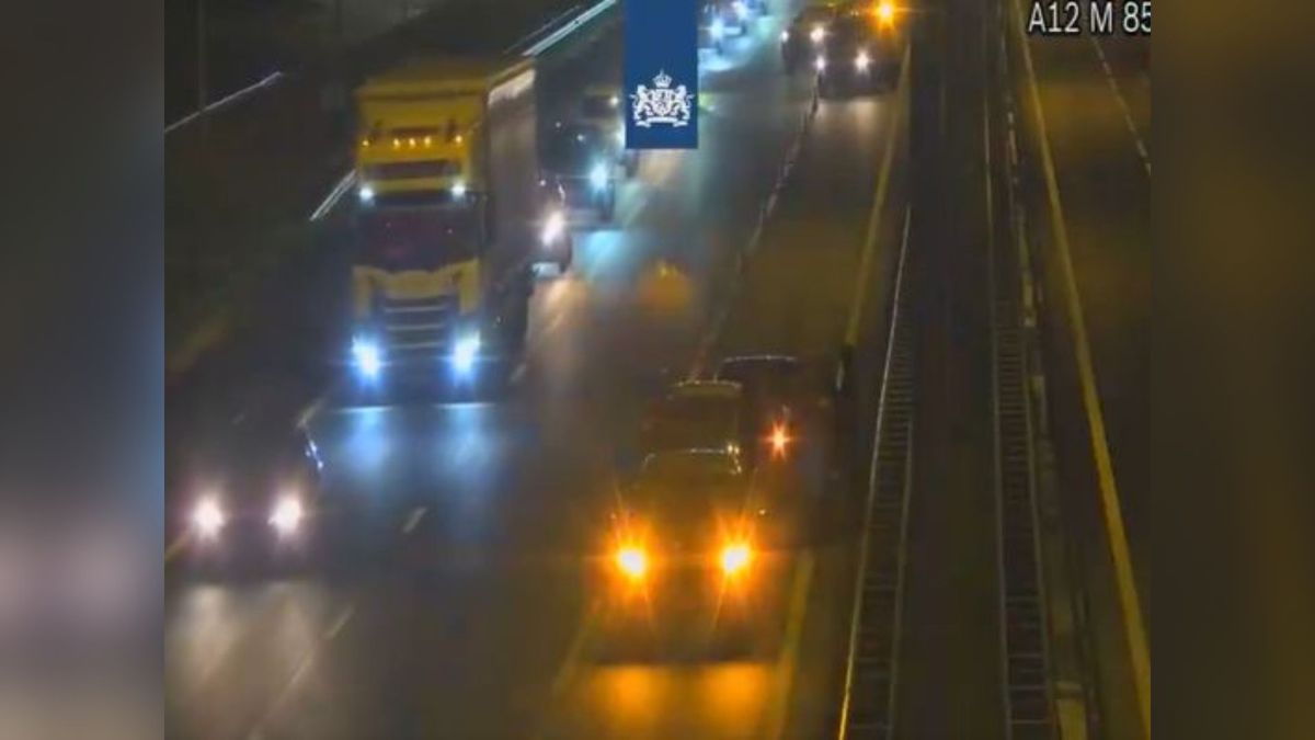Groot ongeluk op A12 zorgt voor file bij Maarsbergen, auto op zijn kant bij Eemnes
