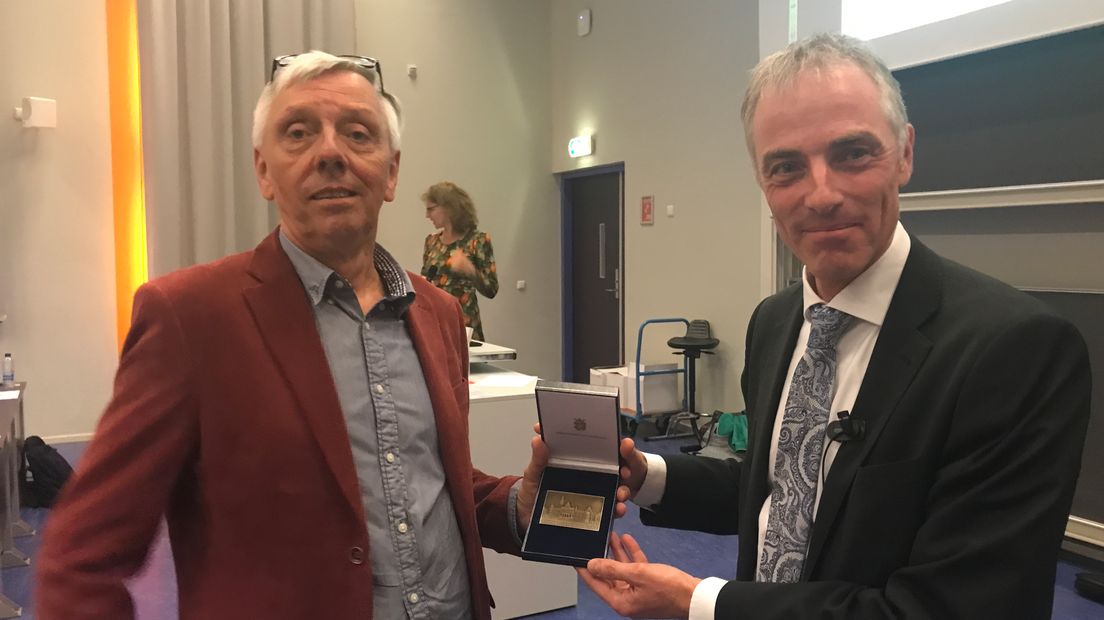 Dirk Strijker ontvangt een academieplaquette van de RUG uit handen van decaan en professor Oscar Couwenberg (Rechten: Margriet Benak/RTV Drenthe)