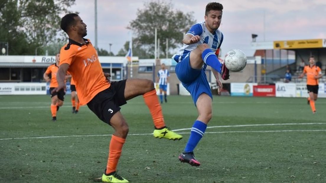 Rik Impens wint de bal voor Hoek.