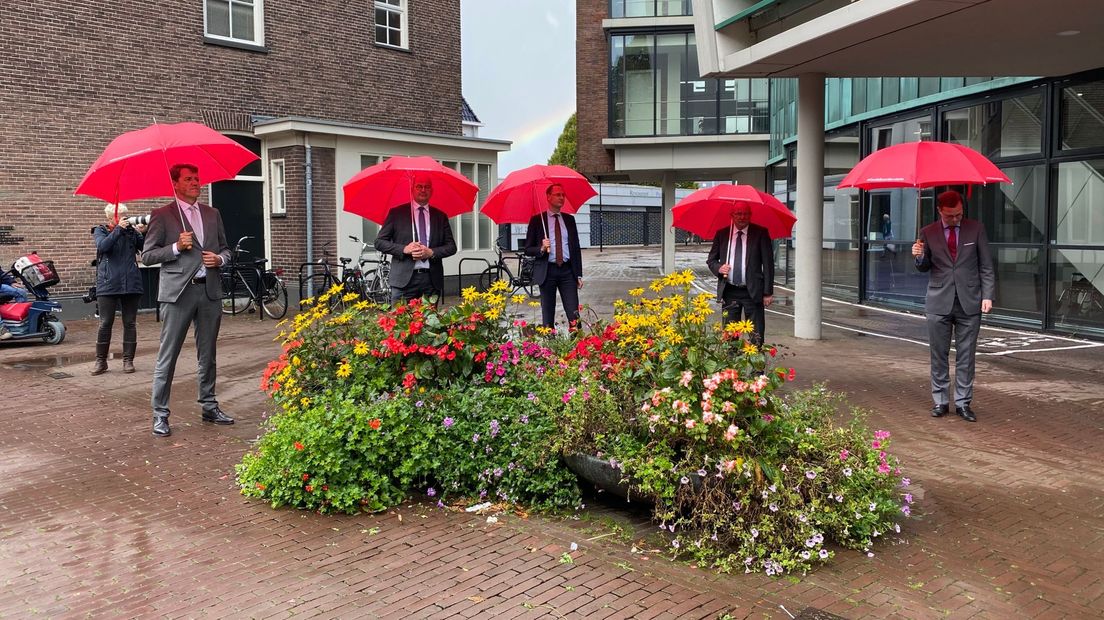 Paraplu's moeten Drenten helpen om afstand te houden