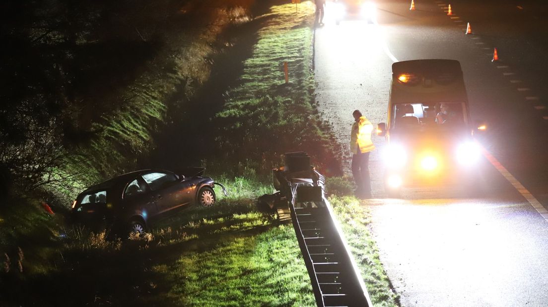 De auto raakte het begin van de vangrail na een slip