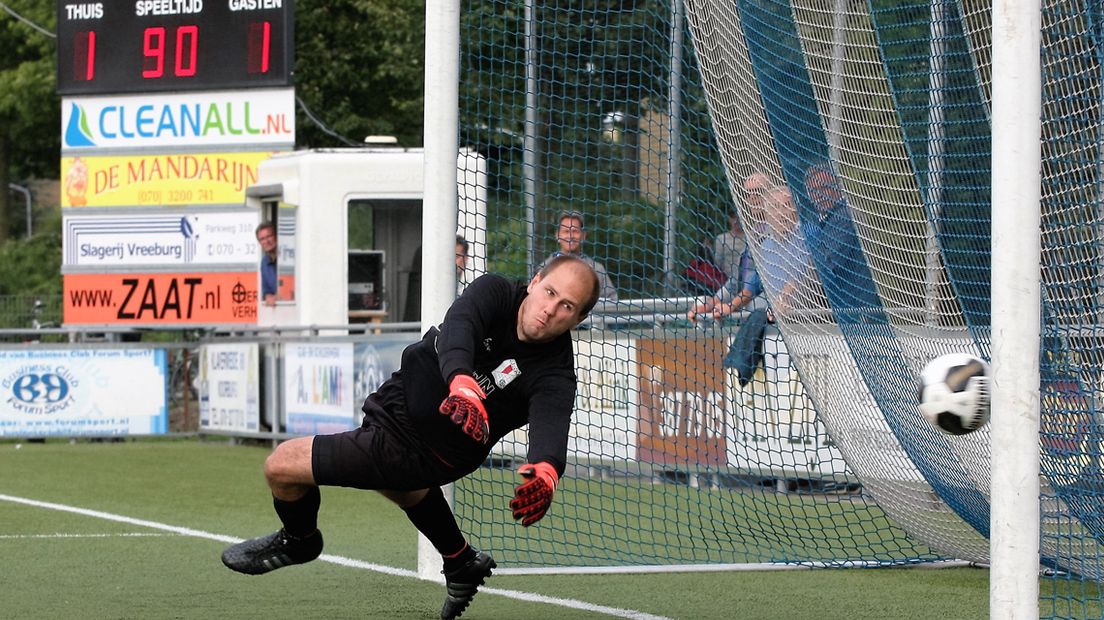 Doelman Kevin Jansen van RKAVV in actie