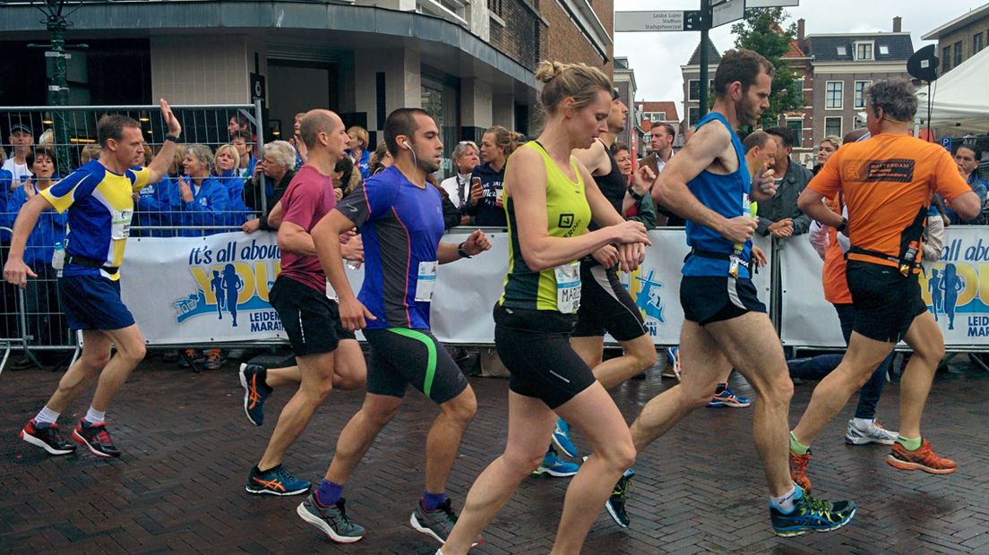 Deelnemers Leiden Marathon 2016 van start