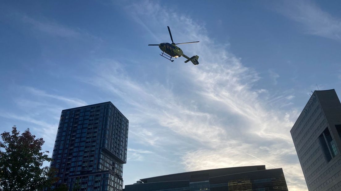 Traumahelikopter vertrekt weer.