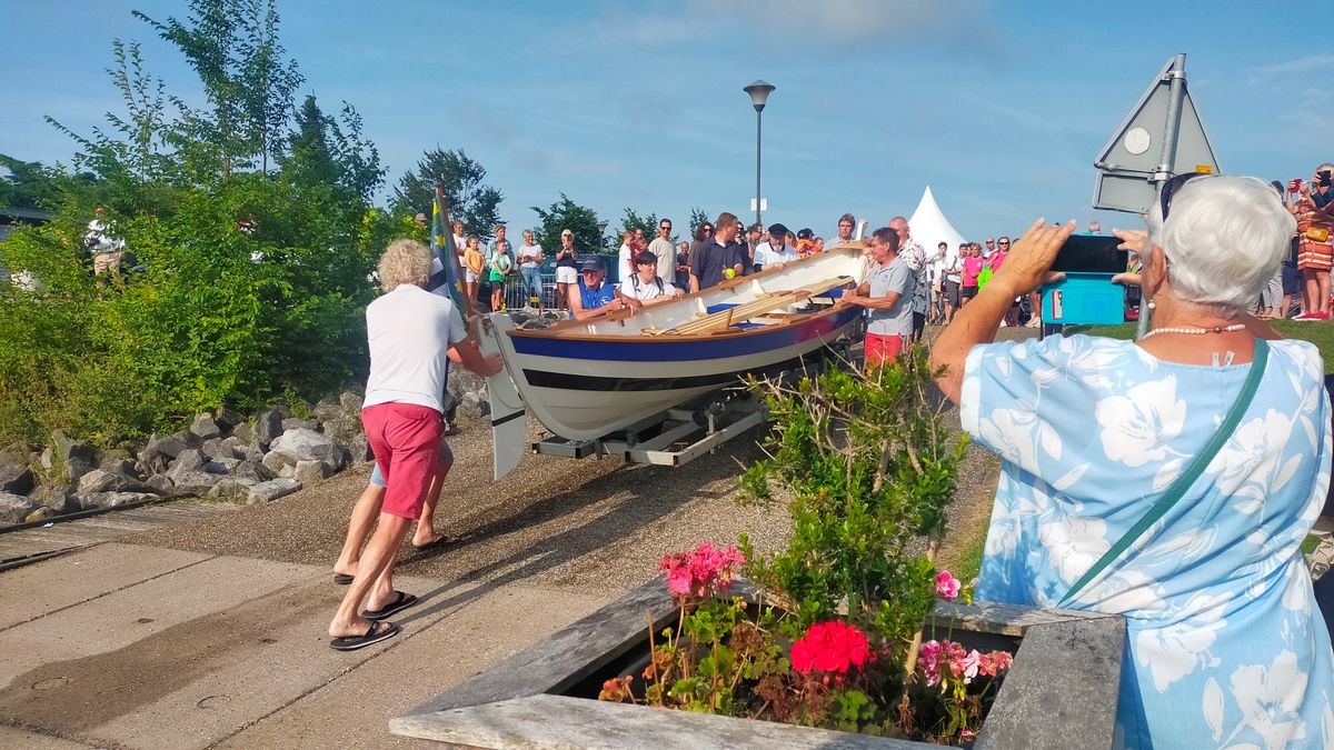 Kortgene onthult door dorp gebouwde skiff: 'We zijn er trots op'