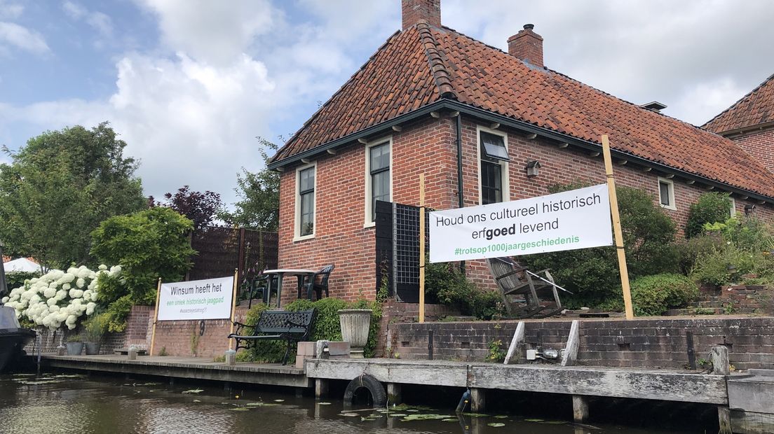 Deze zomer hingen tegenstanders spandoeken op in hun tuinen