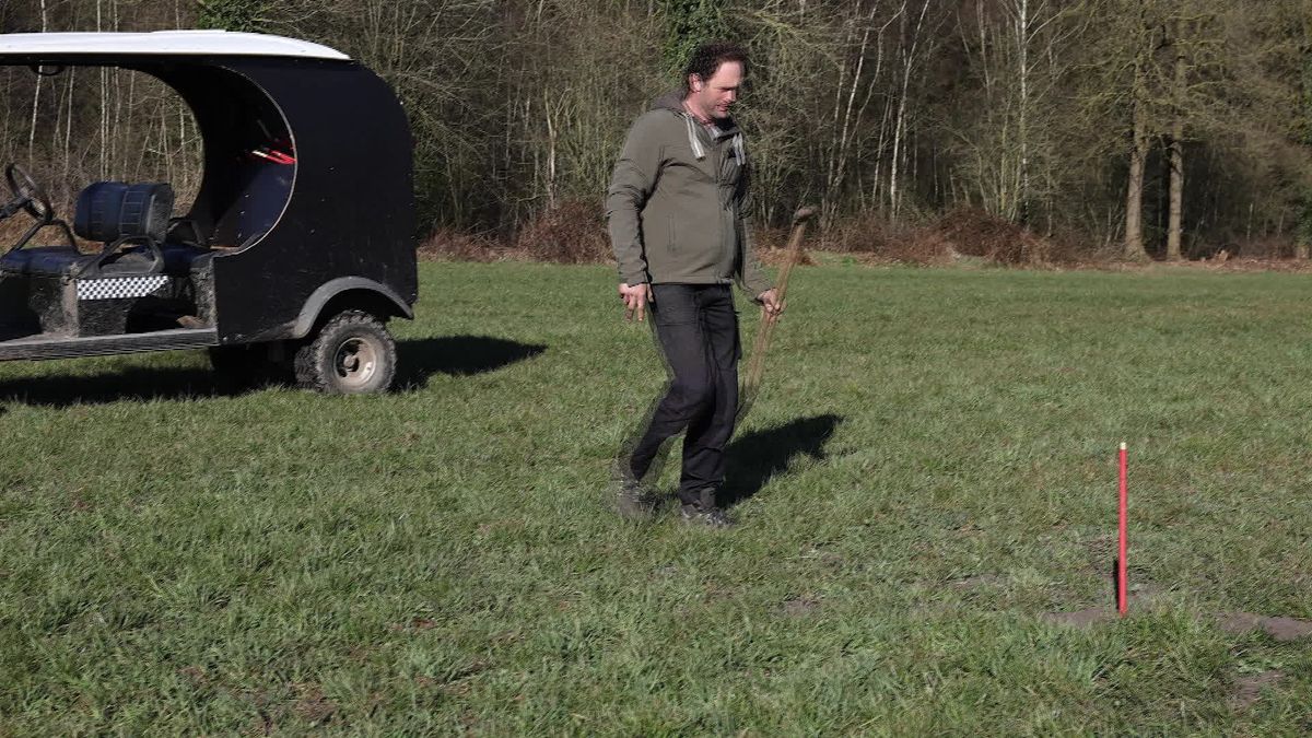 Mollenvanger Elbert heeft in twee dagen al zeven albino-mollen gevangen in Bathmen
