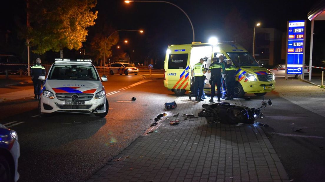Scooterrijder in Almelo vlucht voor agenten en botst tegen politieauto