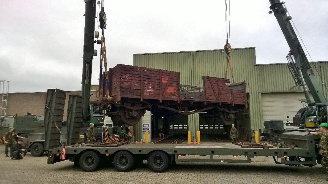 Een wagon wordt van de dieplader getakeld (Rechten: Frits Emmelkamp/RTV Drenthe)