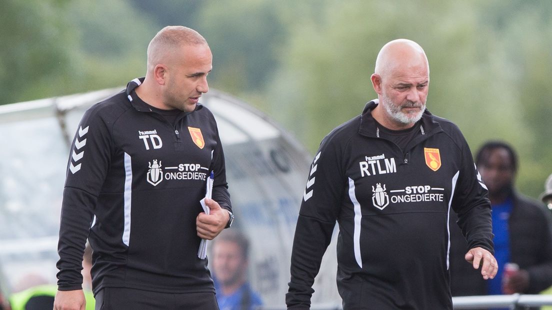 Hoofdtrainer Ricky Testa la Muta van DHSC (rechts)