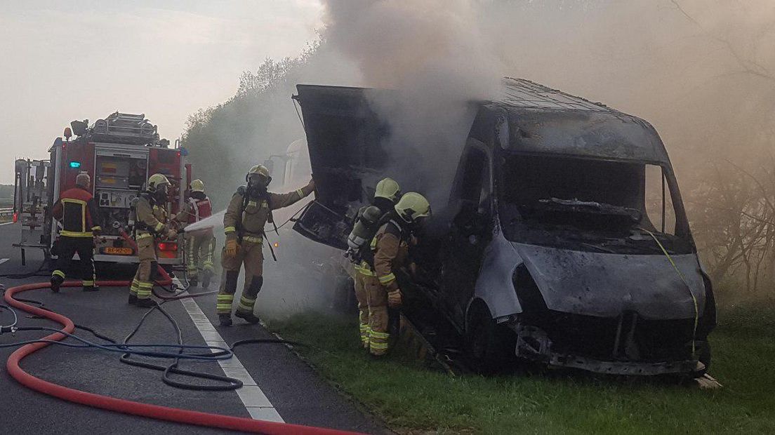 Het busje brandde volledig uit (Rechten: Persbureau Meter)