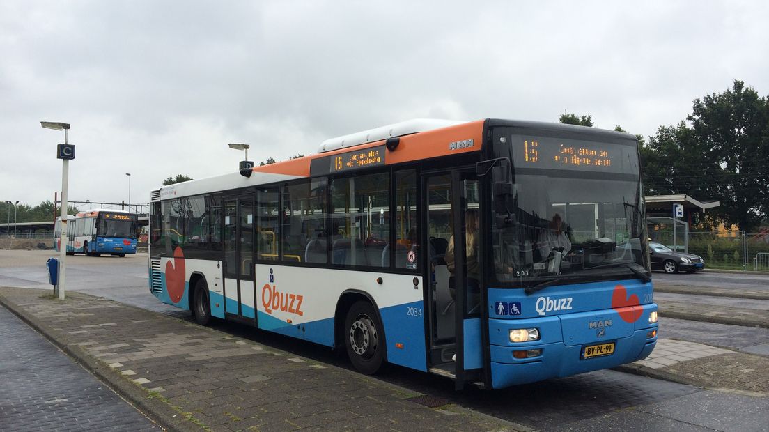 Bussen van Qbuzz Friesland bij het station van Assen