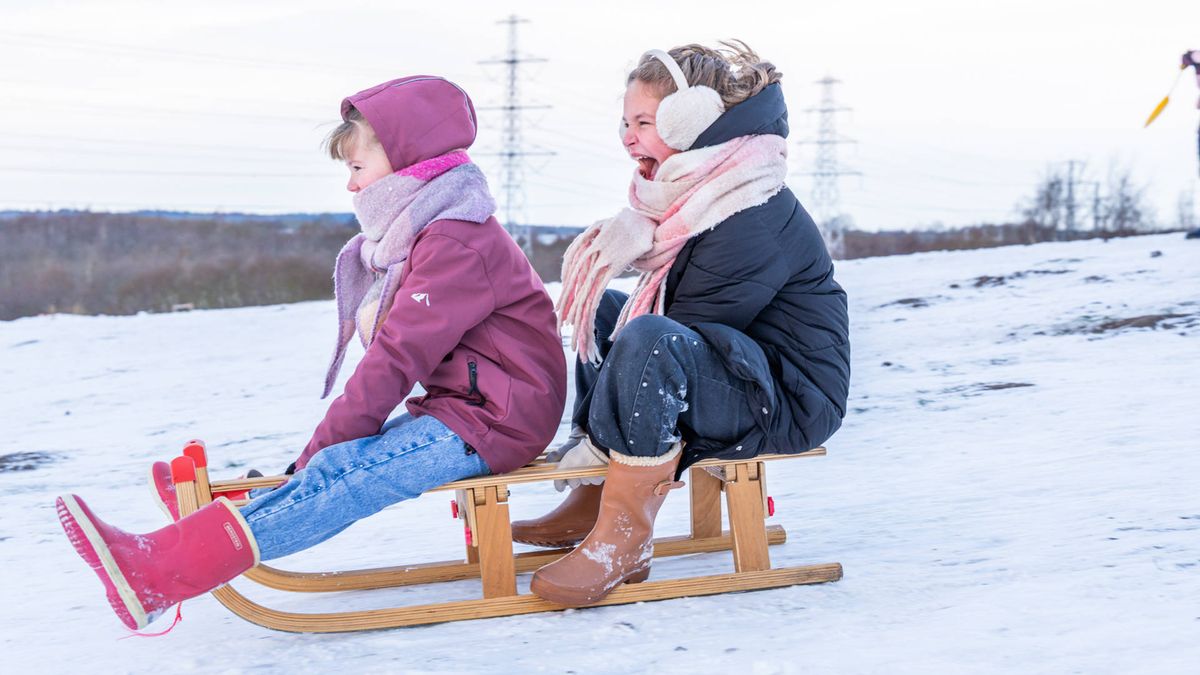 Sneeuwpret in heel Drenthe en code geel vanwege gladheid