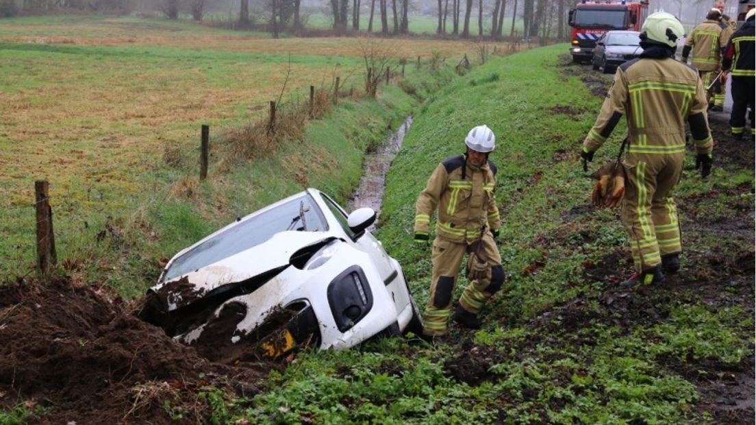 De auto kwam in een sloot terecht (Rechten: Van Oost Media)