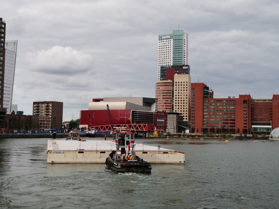 Floating office meert aan in Rijnhaven