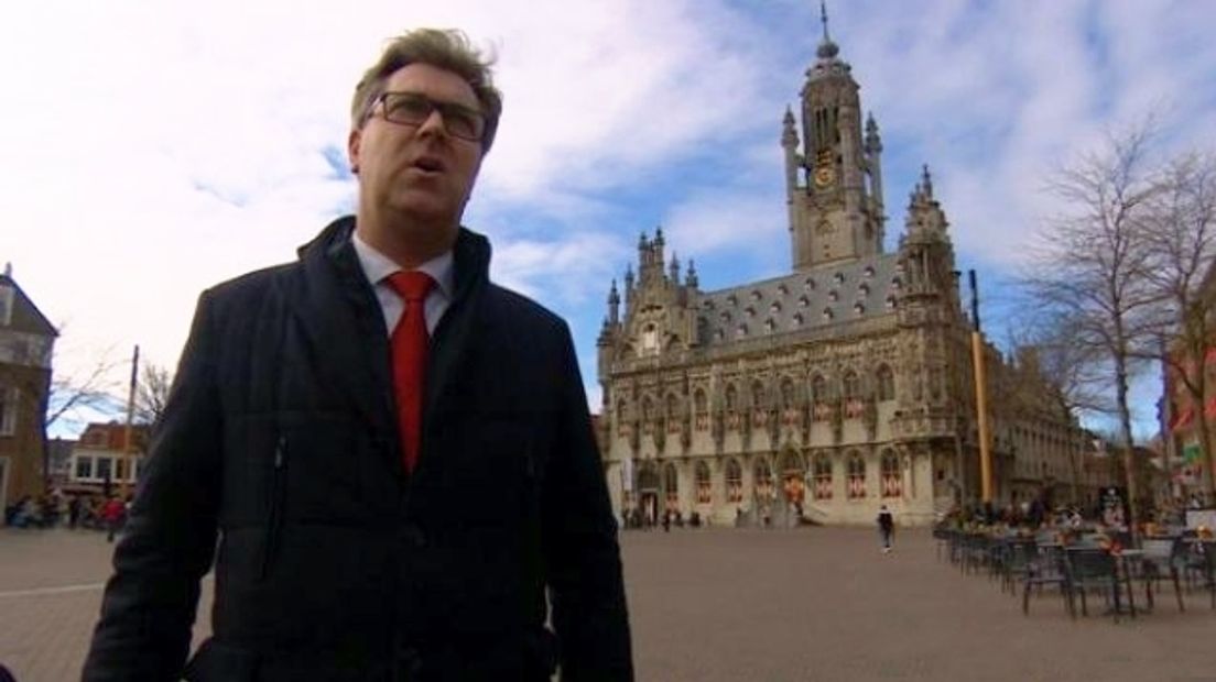 Gedeputeerde Harry van der Maas voor oude stadhuis Middelburg