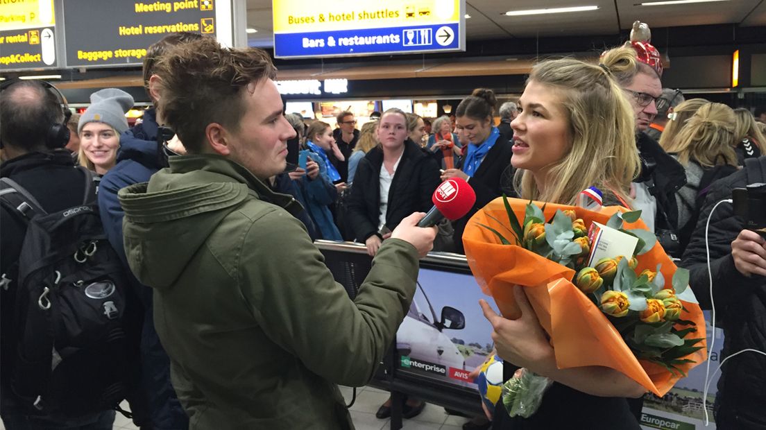 Handbalster Tess Wester in gesprek op Schiphol 