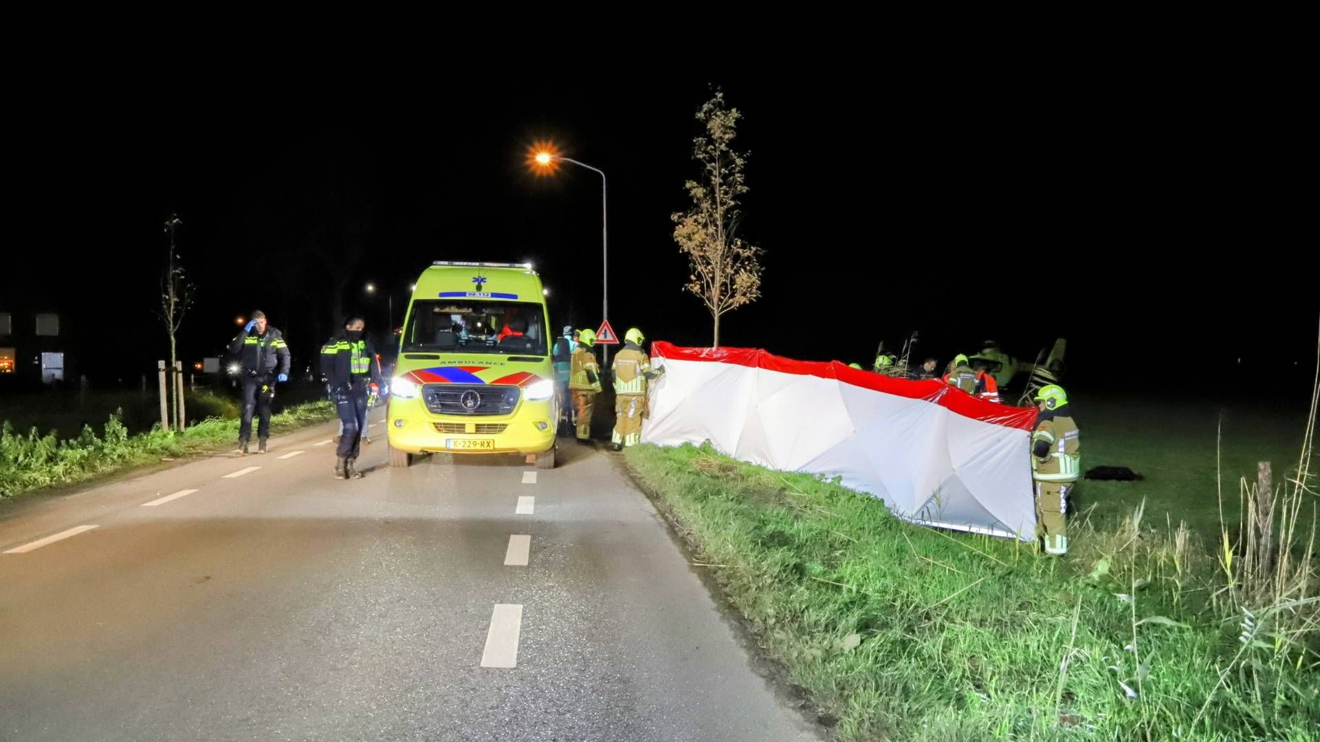 Man bevrijd nadat auto over de kop slaat