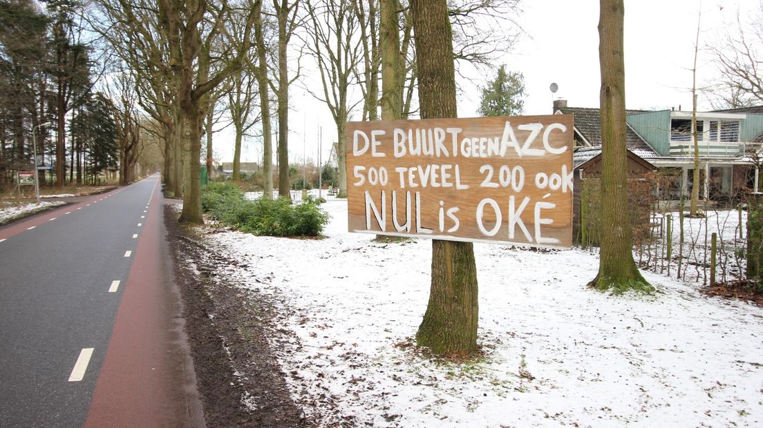 Een protestbord tegen de komst van een azc (Rechten: RTV Drenthe)