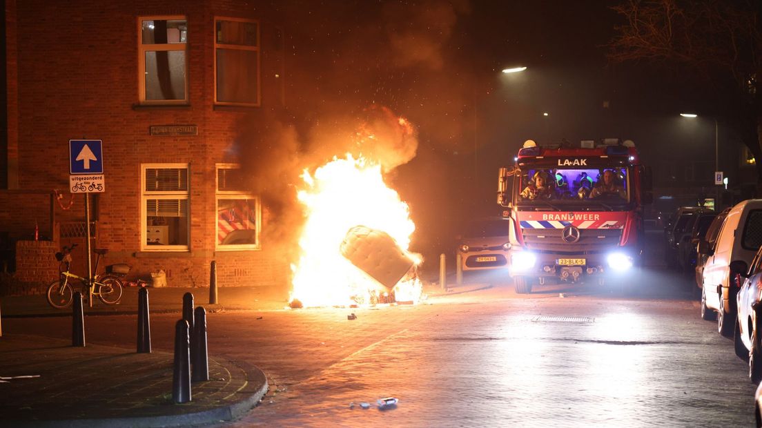 Brandweer arriveert bij afvalbrand Den Haag