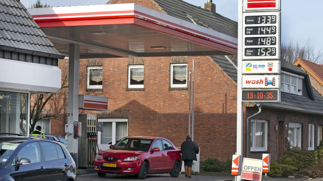 Een Nederlander tankt bij een Duits tankstation