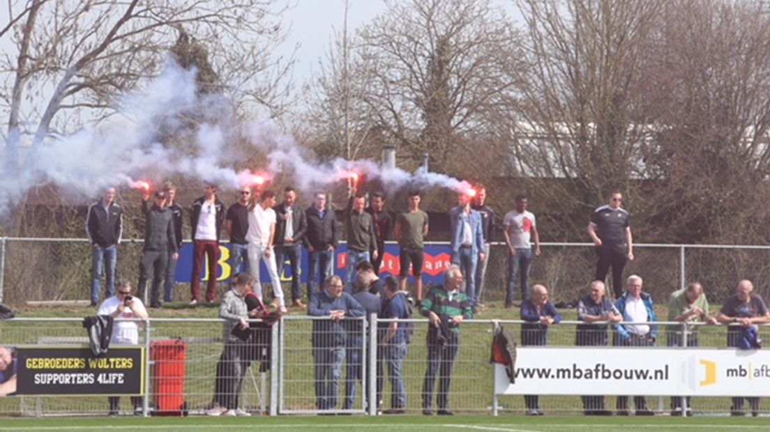 Bij voetbalclub Nivo Sparta uit Zaltbommel is zaterdagmiddag stilgestaan bij het overlijden van een van hun spelers, de 28-jarige Mebrie. Er waren fakkels, een minuut stilte en spelers droegen rouwbanden.