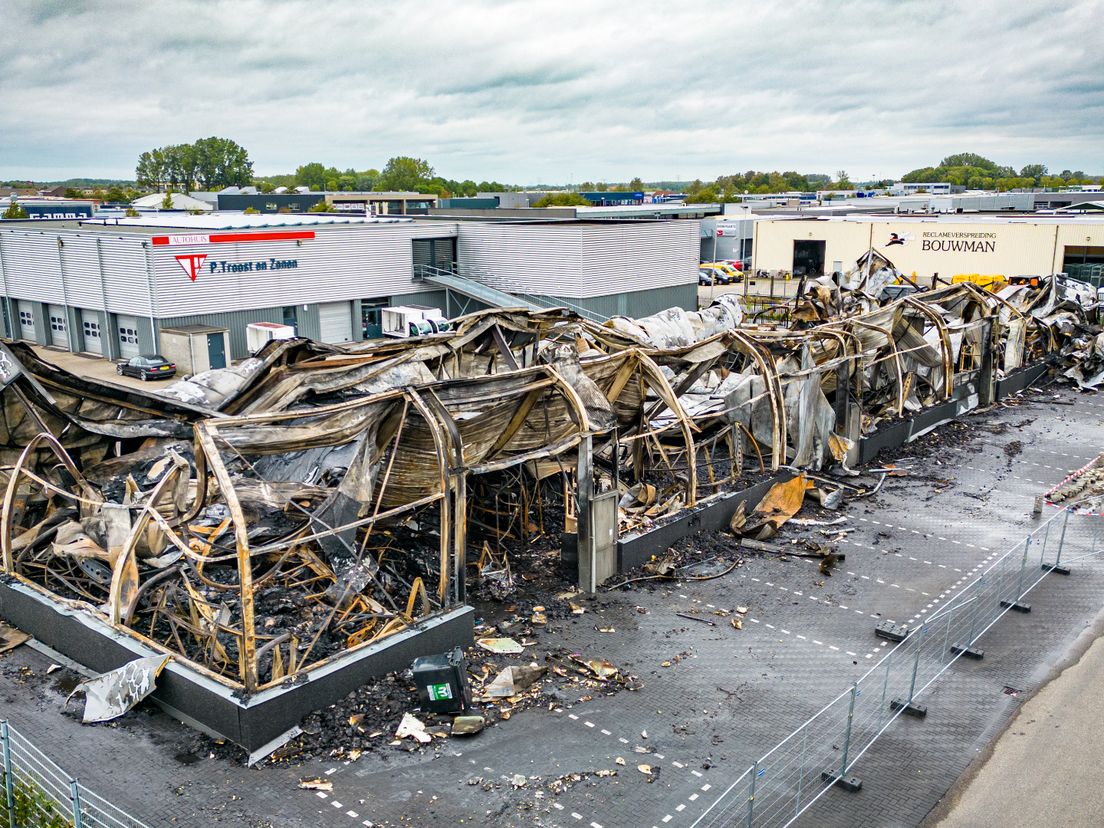 Schade na de brand bij een bedrijfspand in Hellevoetsluis.