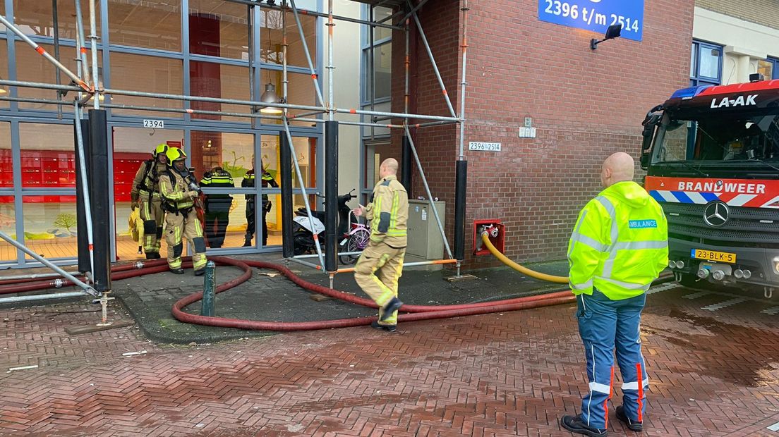 De brandweer blust een brand die is uitgebroken in een flatgebouw op de Neherkade in Den Haag