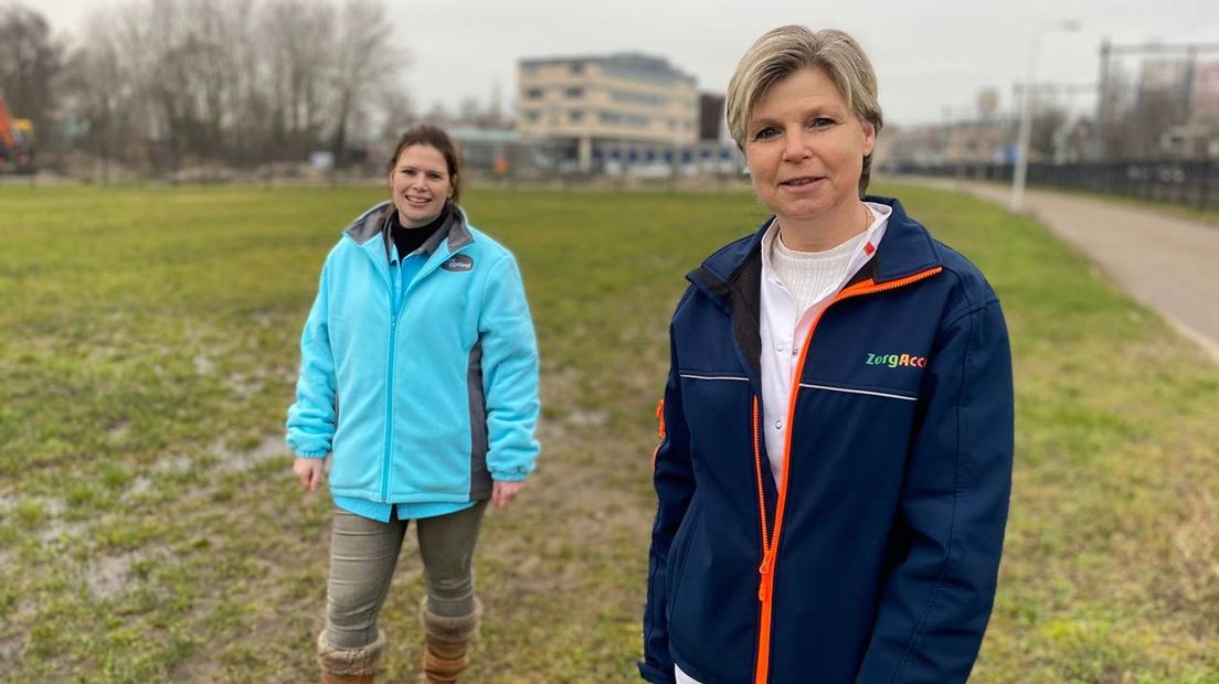 De actiegroep thuiszorgmedewerkers. Links: Linda Smudde (Carintreggeland), rechts: Ellen Nijhuis (Zorgaccent)