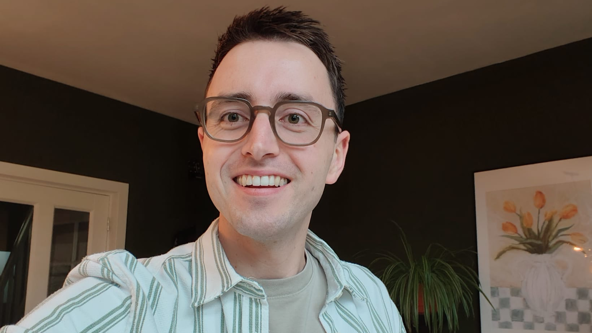 Rotterdammer Corné Roubos (26) geeft voorlichting over seksuele diversiteit en genderidentiteit op middelbare scholen.