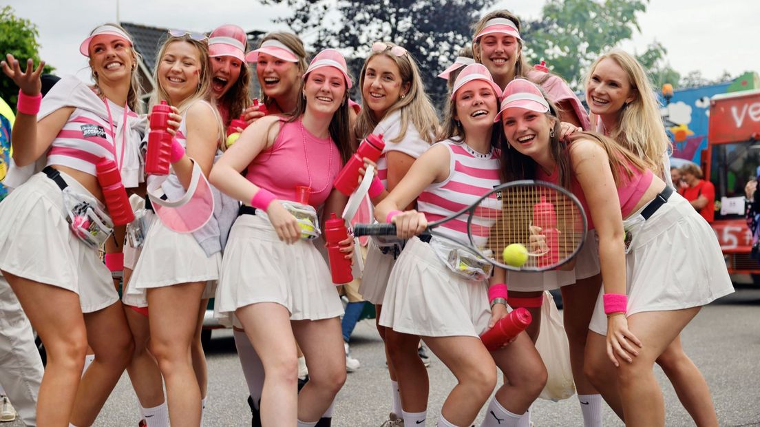 Meisjes verkleed als compleet tennisteam