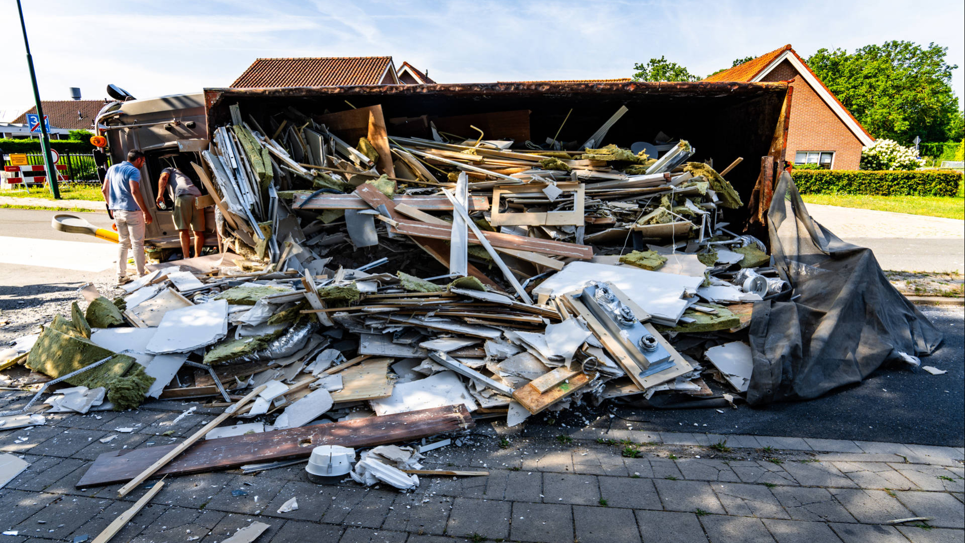 Weg bezaaid met puin nadat vrachtwagen kantelt