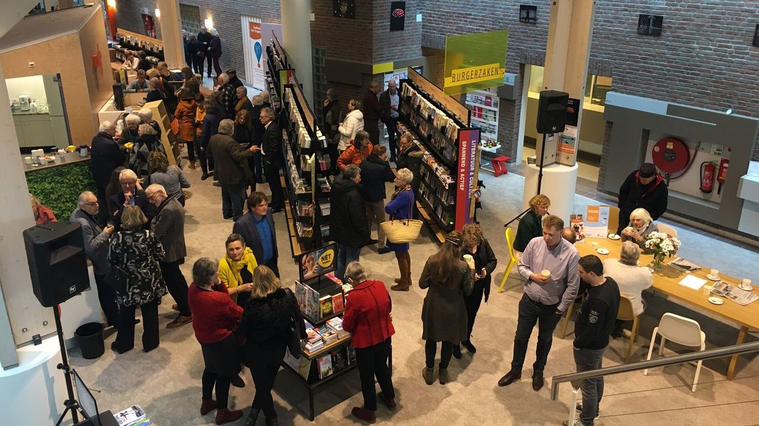 Bezoekers tijdens de opening van de bibliotheek in het gemeentehuis in Leens